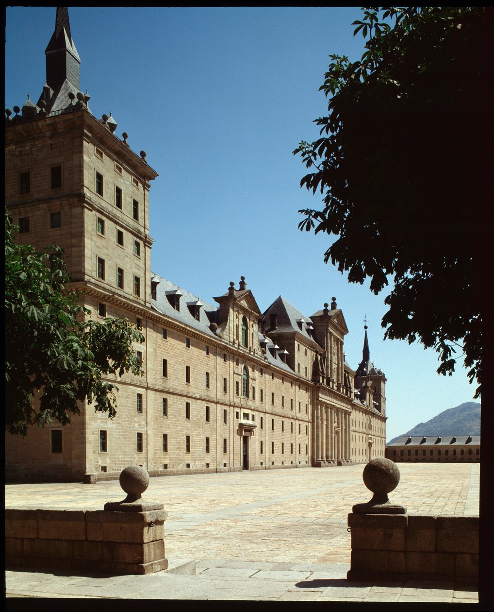 Vy över huvudfasaden på Royal Seat av Spanish School
