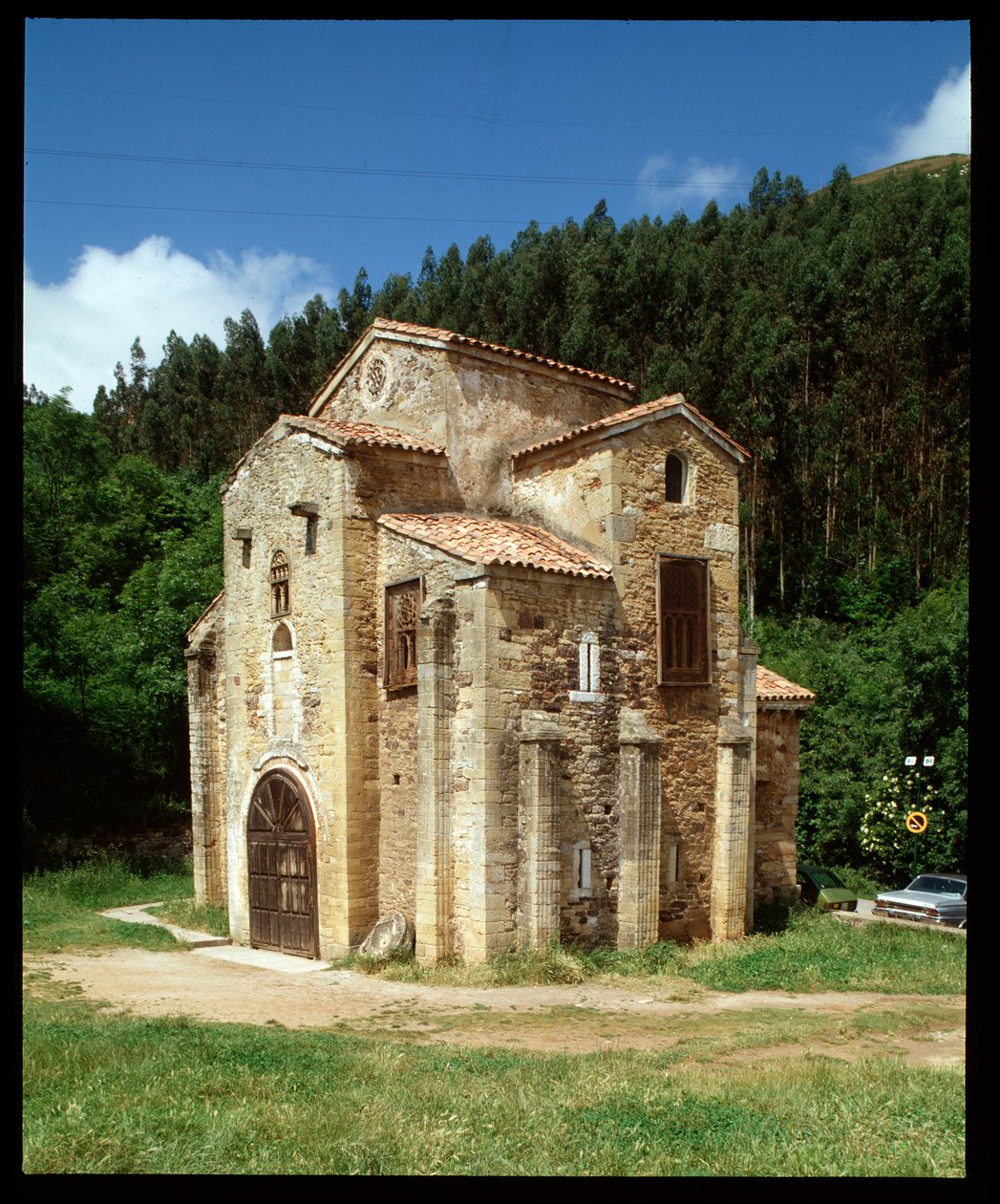 Utsikt över kyrkan (848) av Spanish School