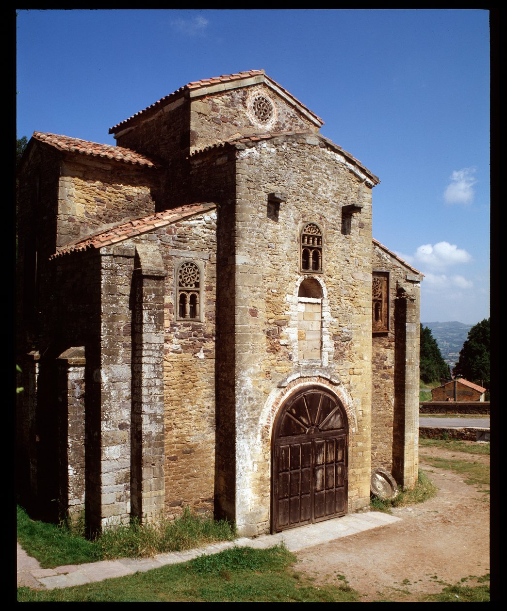 Utsikt över kyrkan (848) av Spanish School