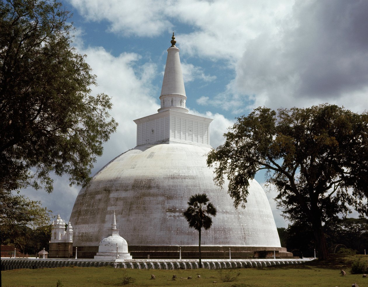 Utsikt över Ruwanwelisaya stupa av Sri Lankan School
