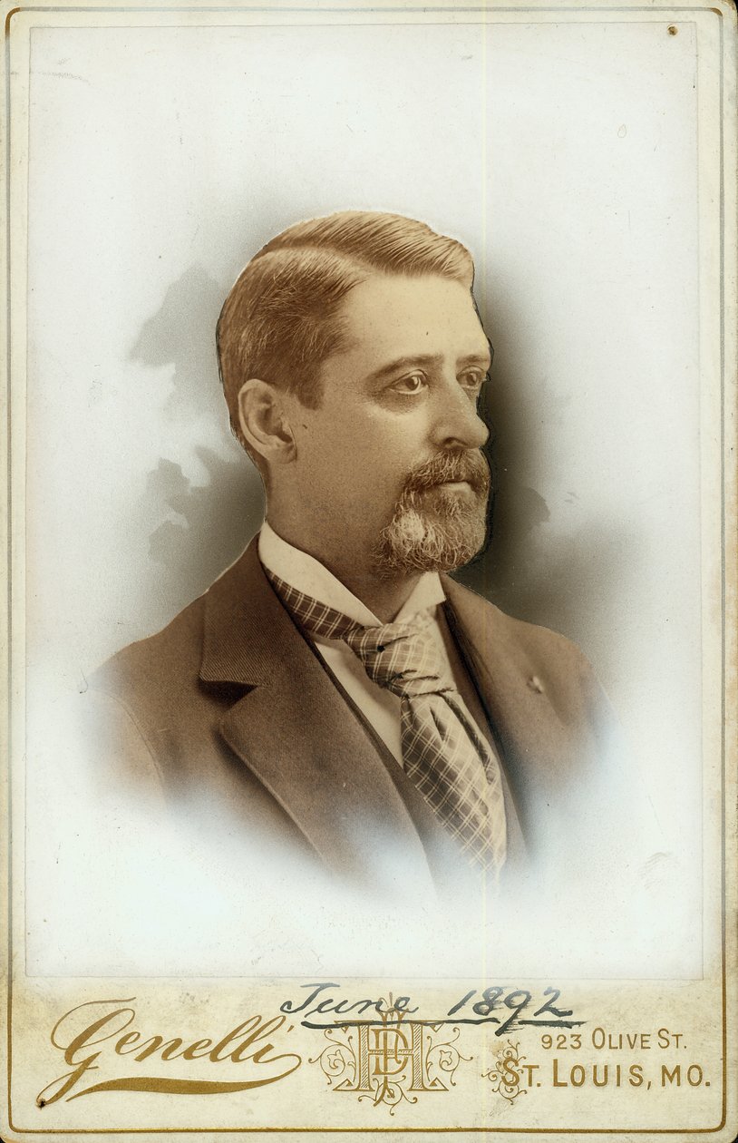 Bust portrait of Charles Guille Warner wearing a suit and patterned tie av St. Louis Genelli