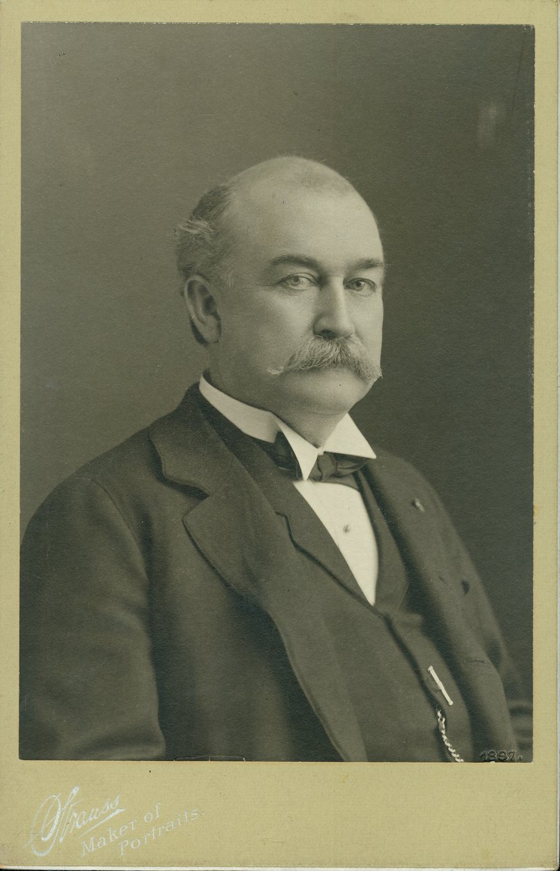Bust portrait of Horatio D. Wood wearing a suit, vest, and bow tie, and turned to the right. av St. Louis Strauss