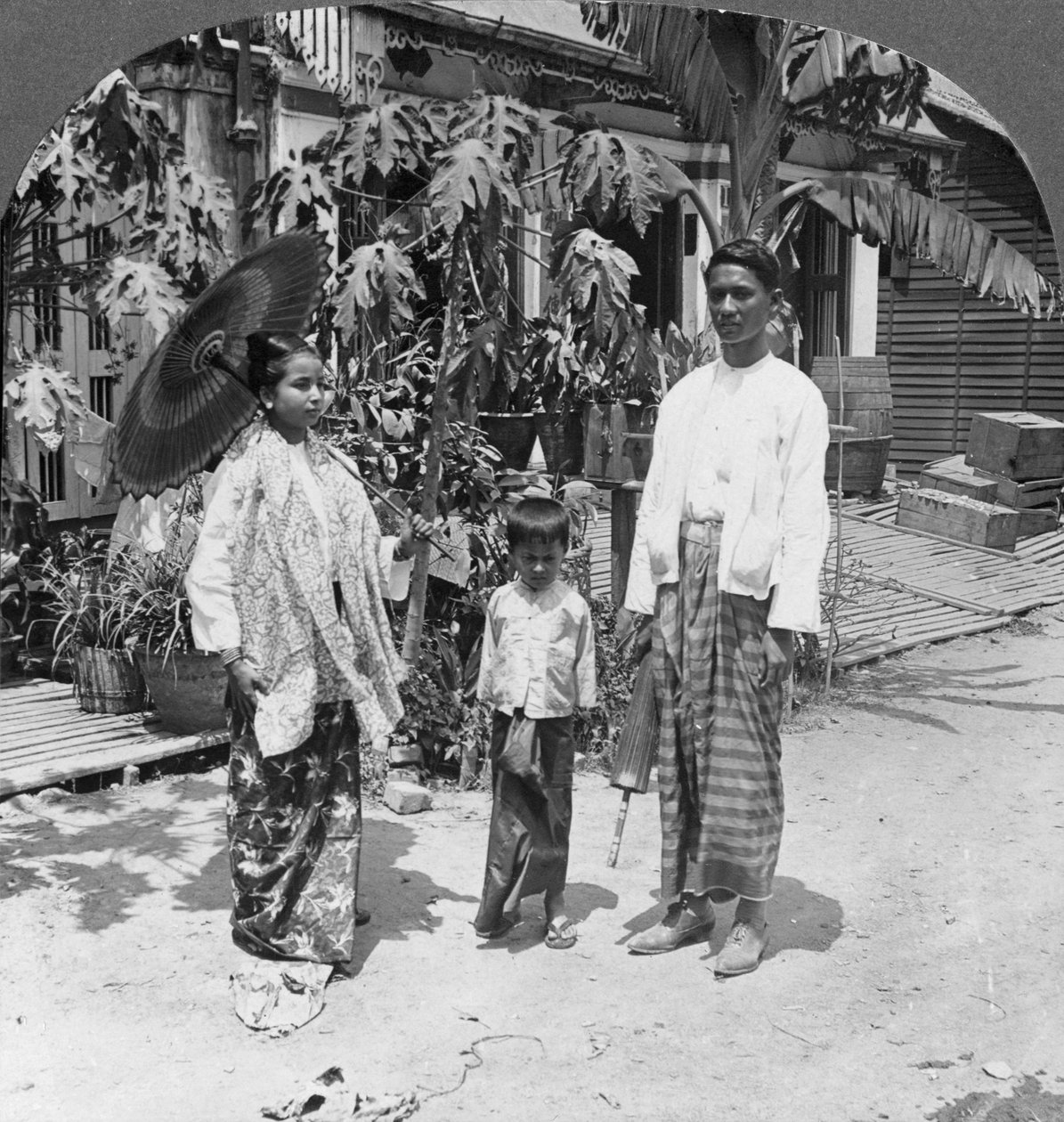 Burmesisk familj, Rangoon, Burma, 1908 av Stereo Travel Co