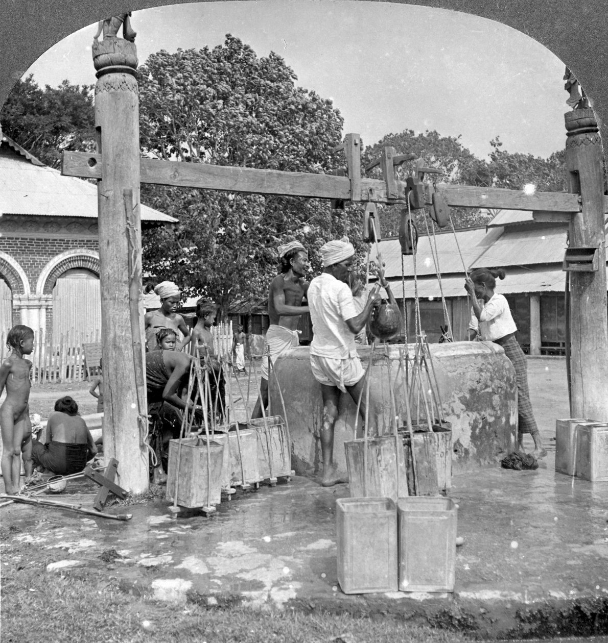 Offentliga vattenbrunnar, Mandalay, Burma, 1908. av Stereo Travel Co