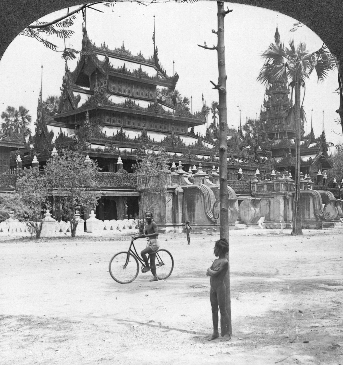 Queens Golden Monastery, Mandalay, Burma, 1908. av Stereo Travel Co