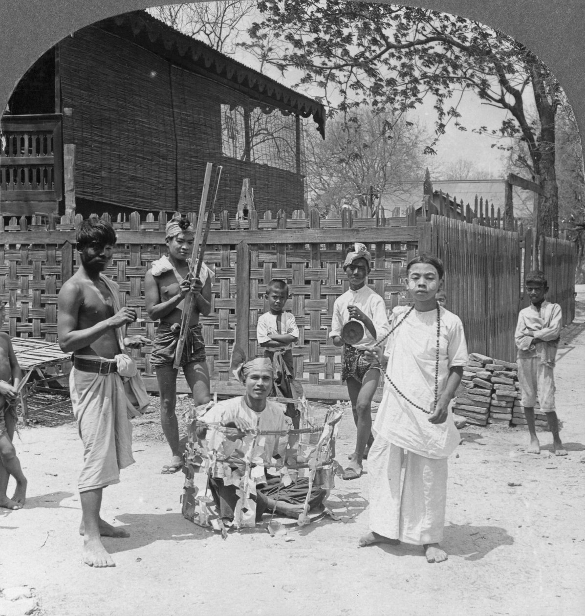 Scen under en festival, Burma, 1908 av Stereo Travel Co