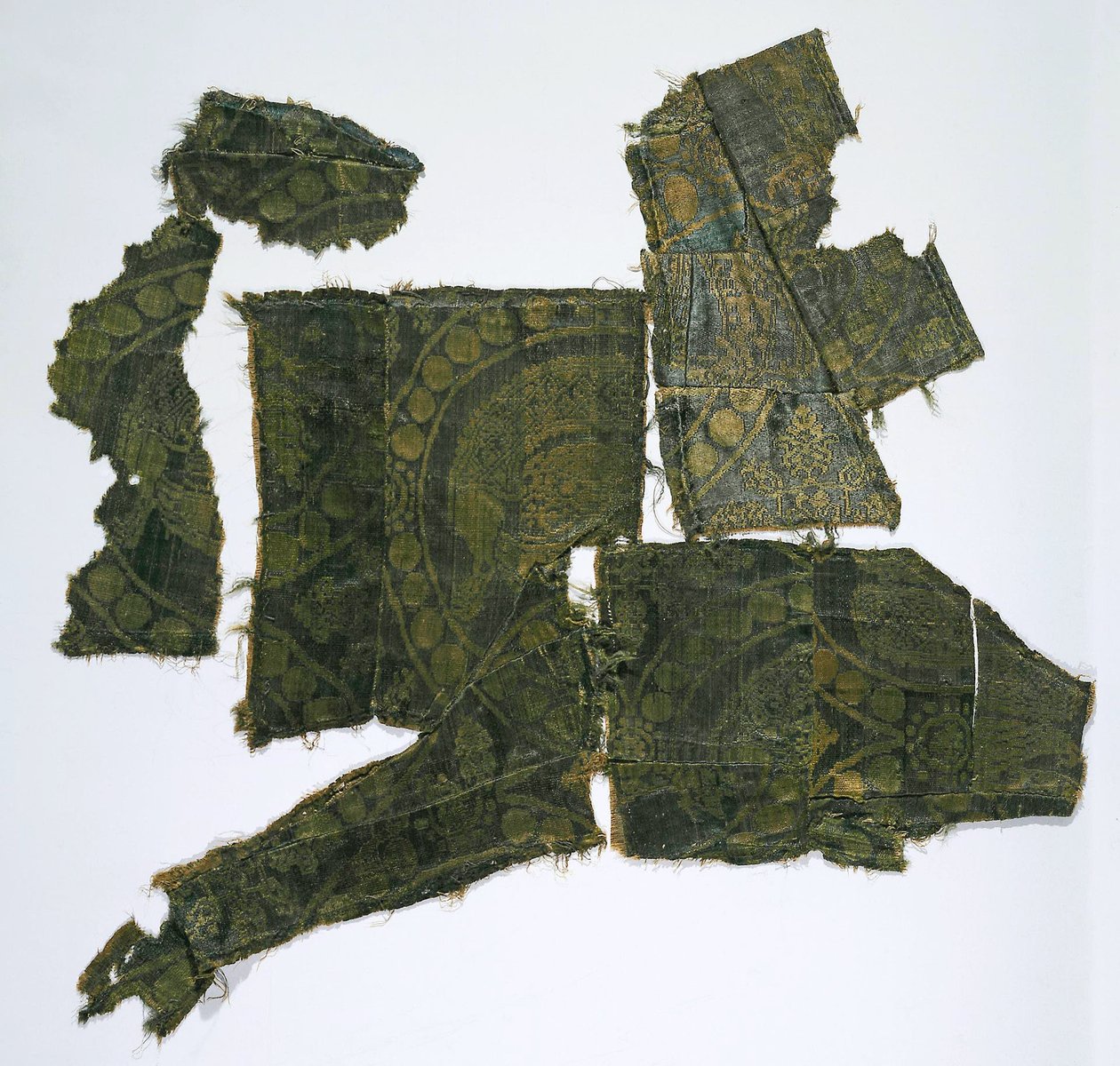 Fragment av en kaftan täckt av ett silkestyg med simurghmönster, gravhög Moshchevaya Balka, östra Medelhavet (siden) av Syrian School