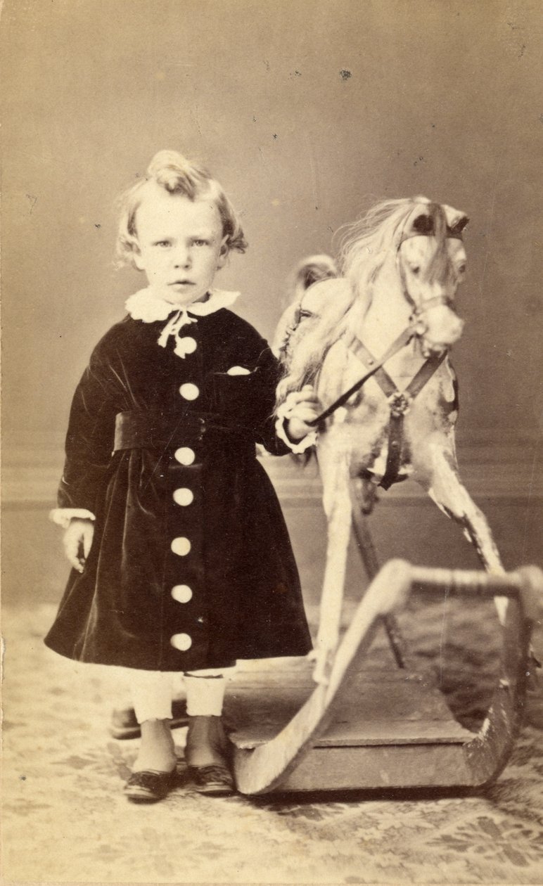 Ung flicka som står vid en gunghäst, 1870-talet (albumenprint) av T. Duryea