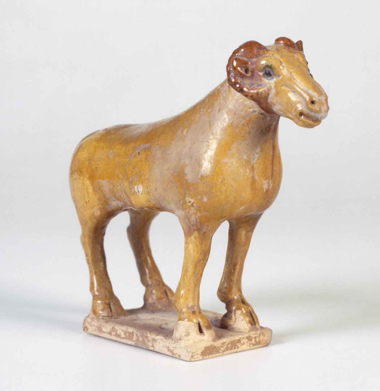 Gravfigur, bagge, Tangdynastin, 618-907 e.Kr. (lergods med blyfluxad gul glasyr) av Tang Dynasty Chinese School