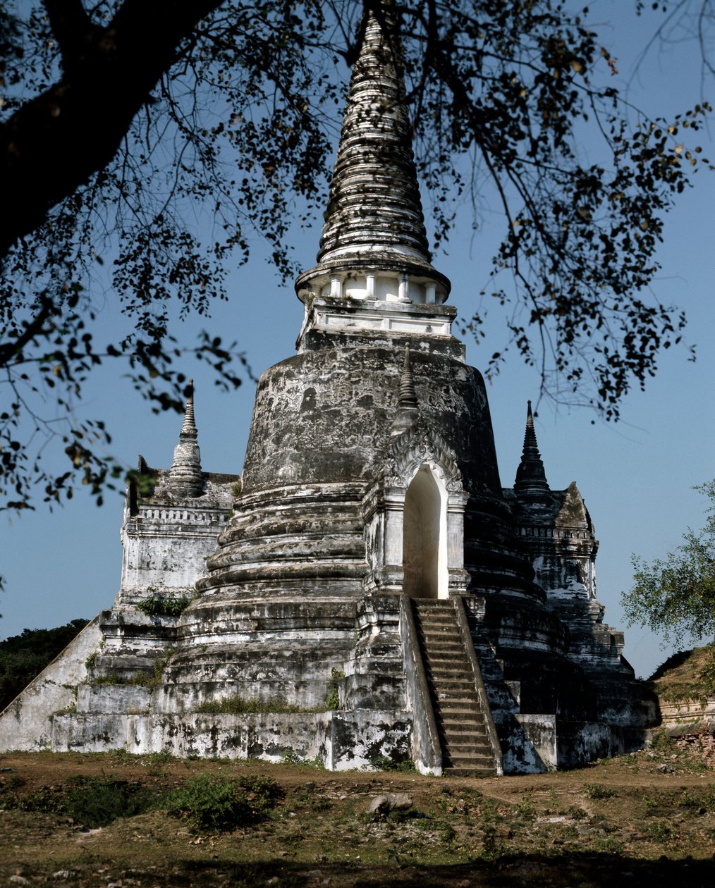 En stupa av det buddhistiska templet av Thai School