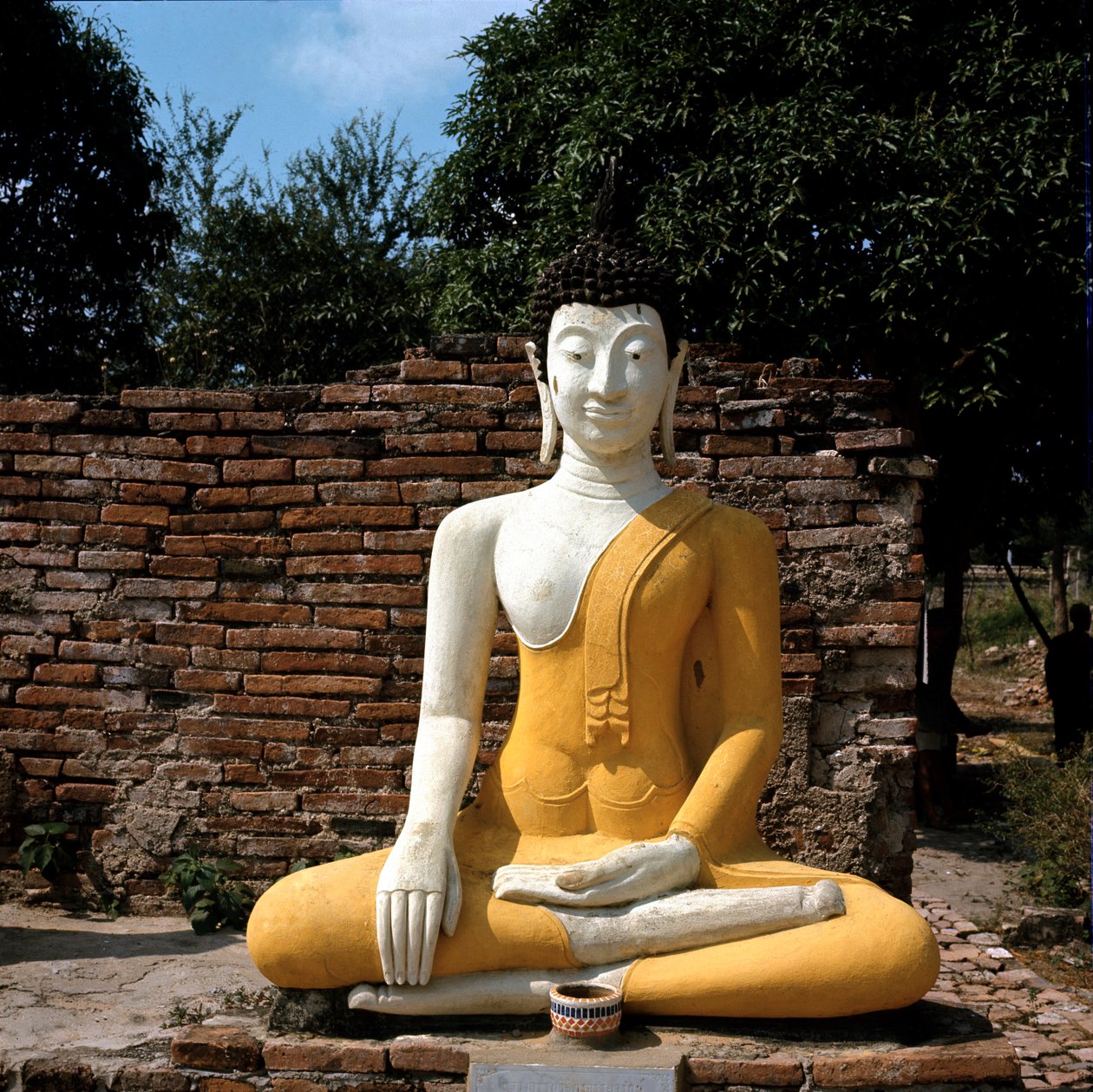 En staty av Buddha utanför templet av Thai Thai