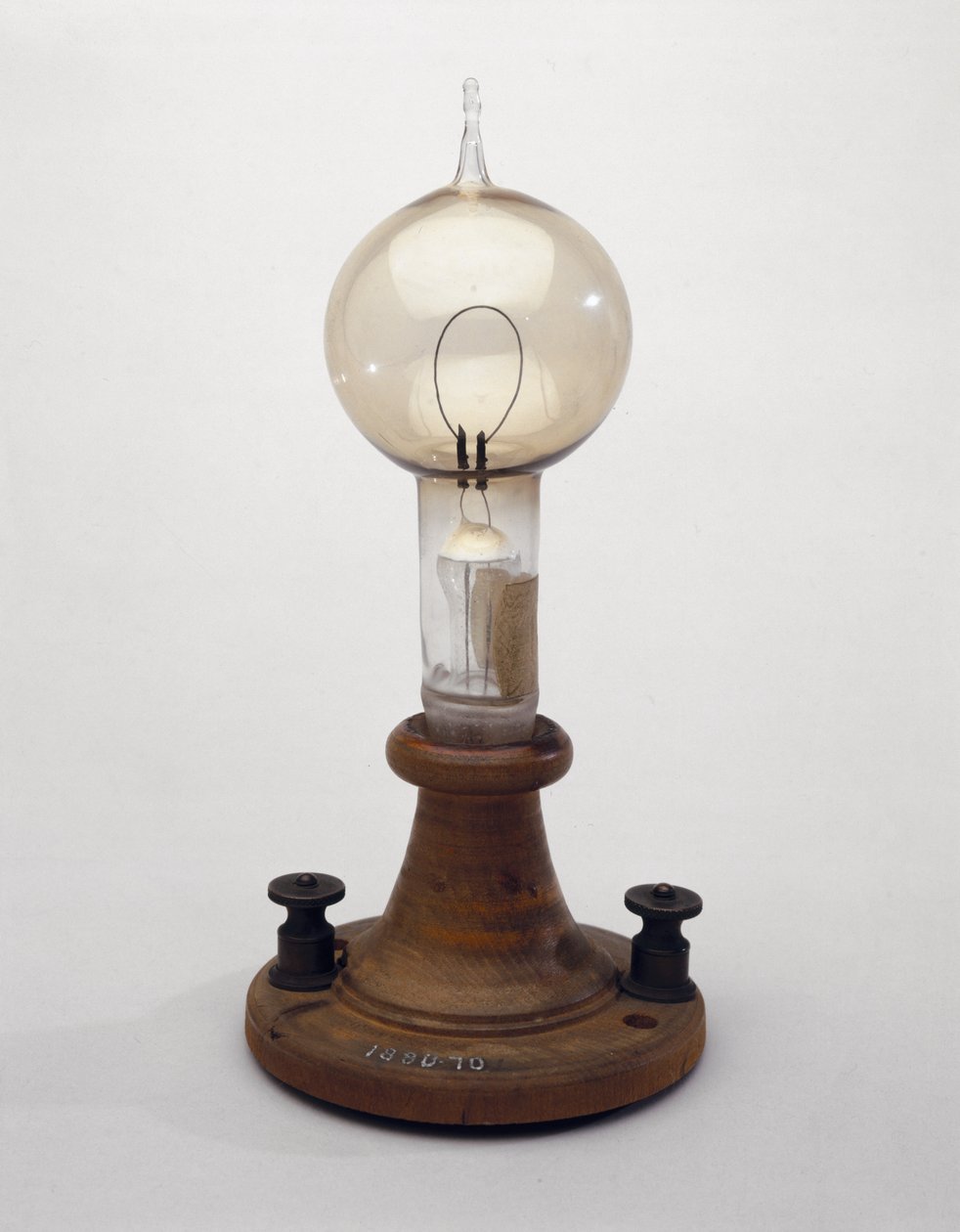 Elektrisk filament, 1879 (glas & trä) (se även 3197 & 259549-50) av Thomas Alva Edison