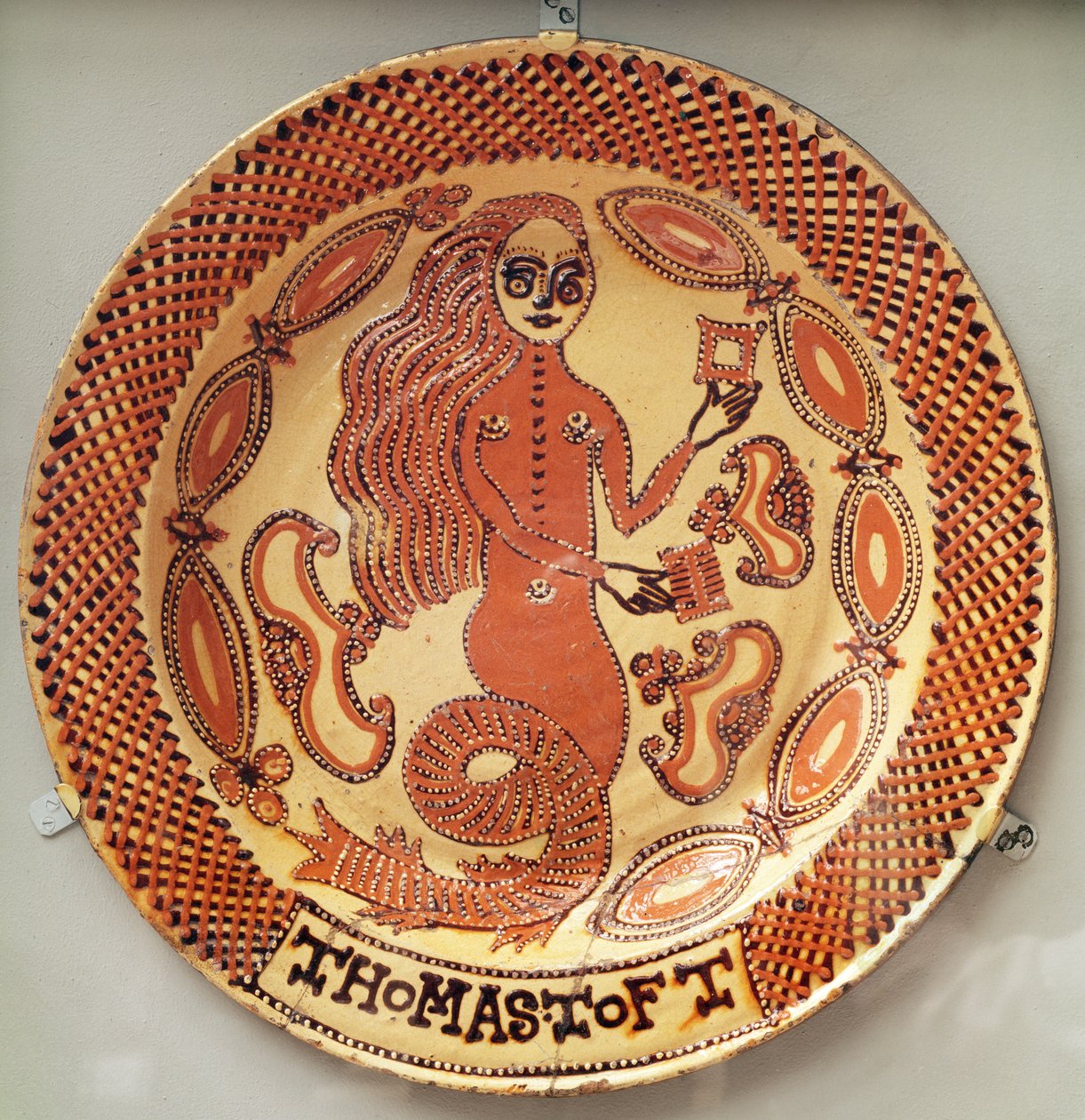 The Mermaid Dish, Staffordshire, ca 1670-89 (blyglaserat lergods) av Thomas Toft