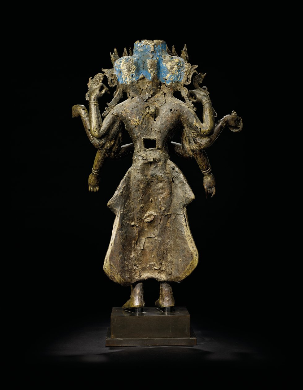 Ekadashalokeshvara statue av Tibetan School