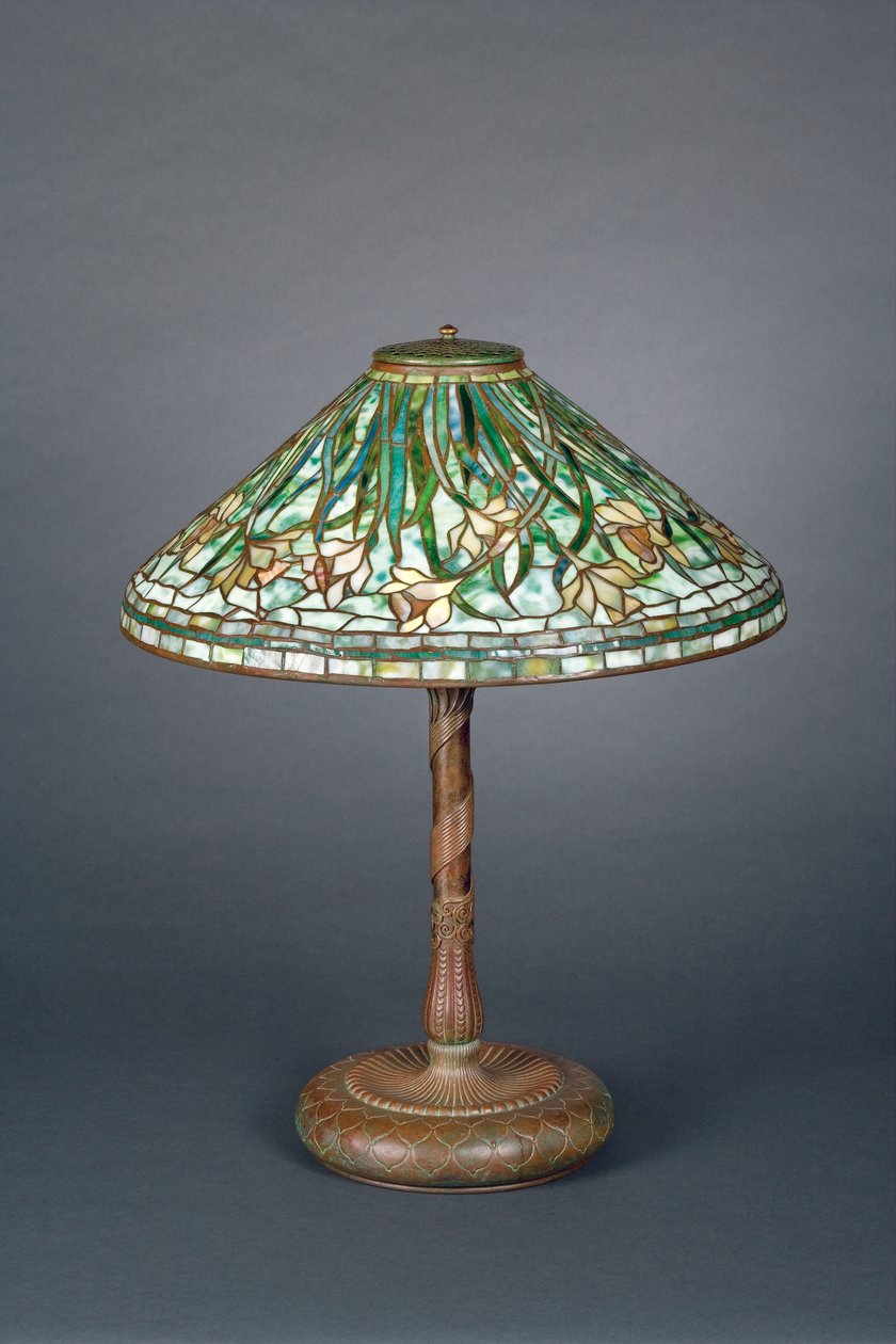 Bordslampa med grön påsklilja skärm, ca 1898-1905 (brons och blyhaltigt glas) av Tiffany und Company