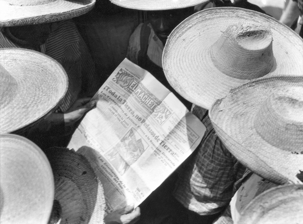 Bönder som läser El Machete, Mexico City, 1929 av Tina Modotti