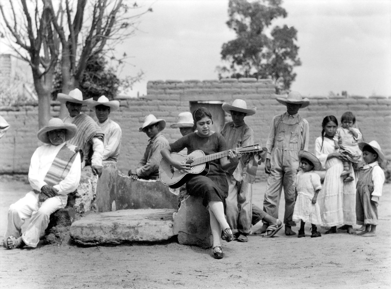Concha Michel med Campesinos, Mexiko, c.1927 av Tina Modotti