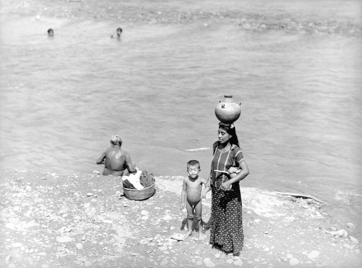 Tvätt vid floden nära Tehuantepec, Mexiko, 1929 av Tina Modotti