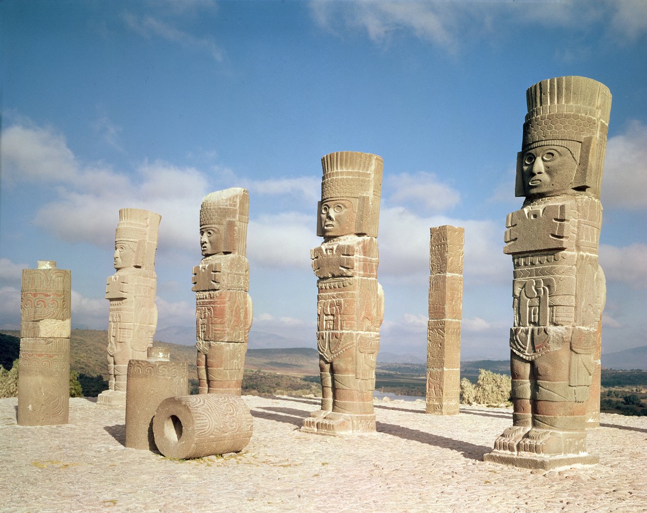 De atlantiska kolonnerna på toppen av Pyramid B, Pre-Columbian av Toltec