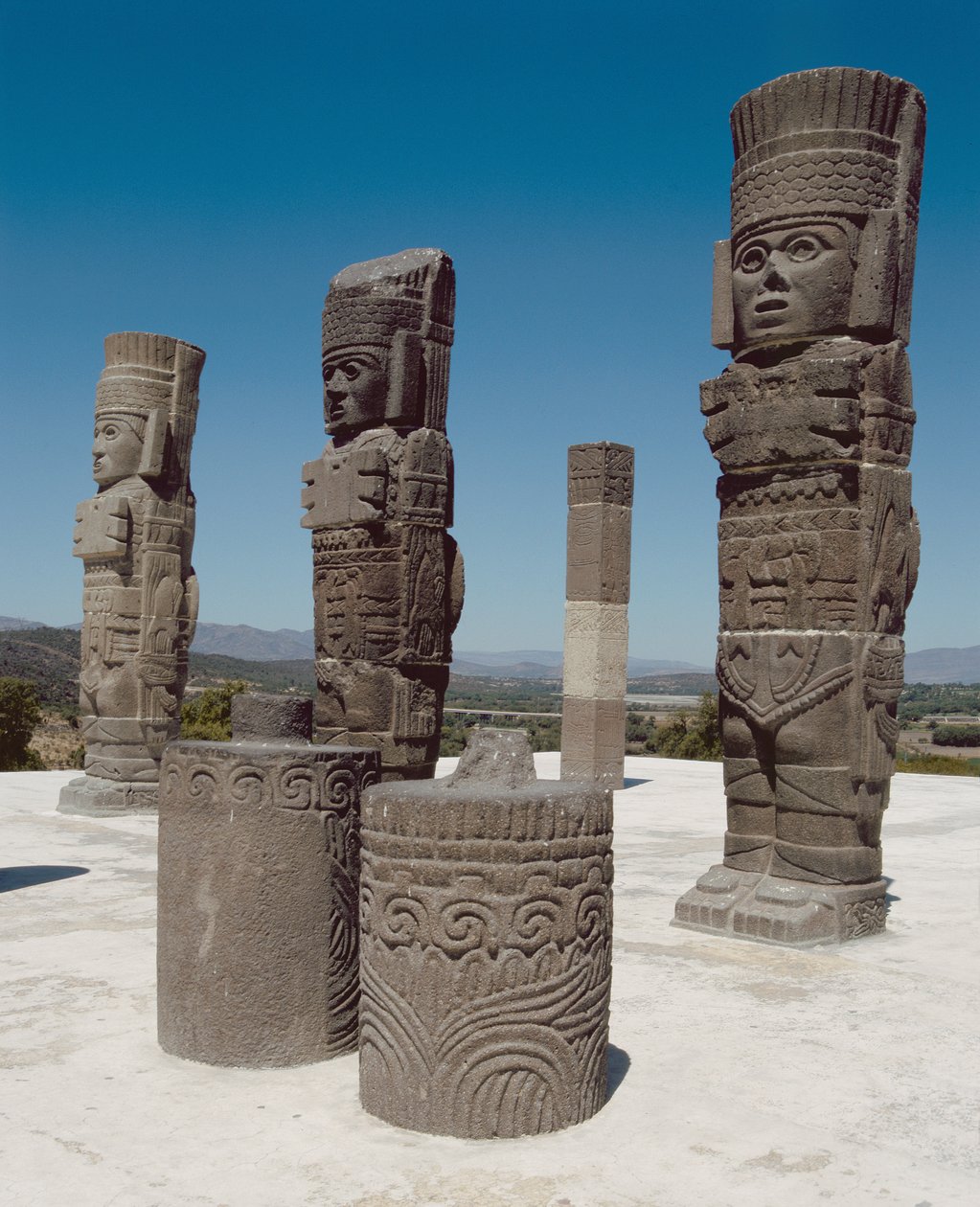 De atlantiska kolonnerna på toppen av Pyramid B, Pre-Columbian av Toltec