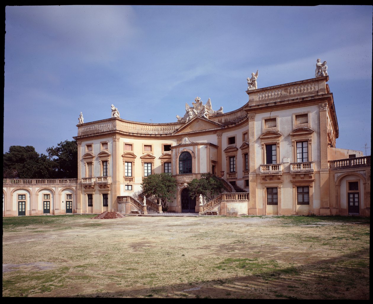 Exteriör vy av Villa Valguarnera av Tommaso Maria Napoli