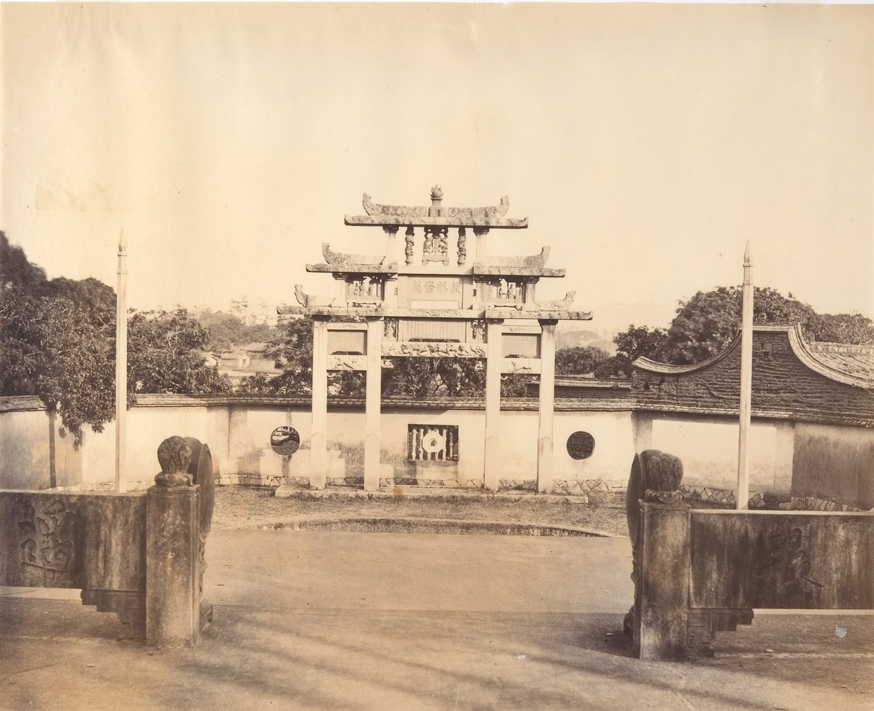 Triumfbåge, Foochow, ca. 1869. av Tung Hing.