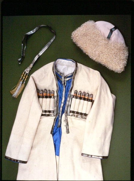 Militärdräkt med kulpåsar (textil) av Turkish School