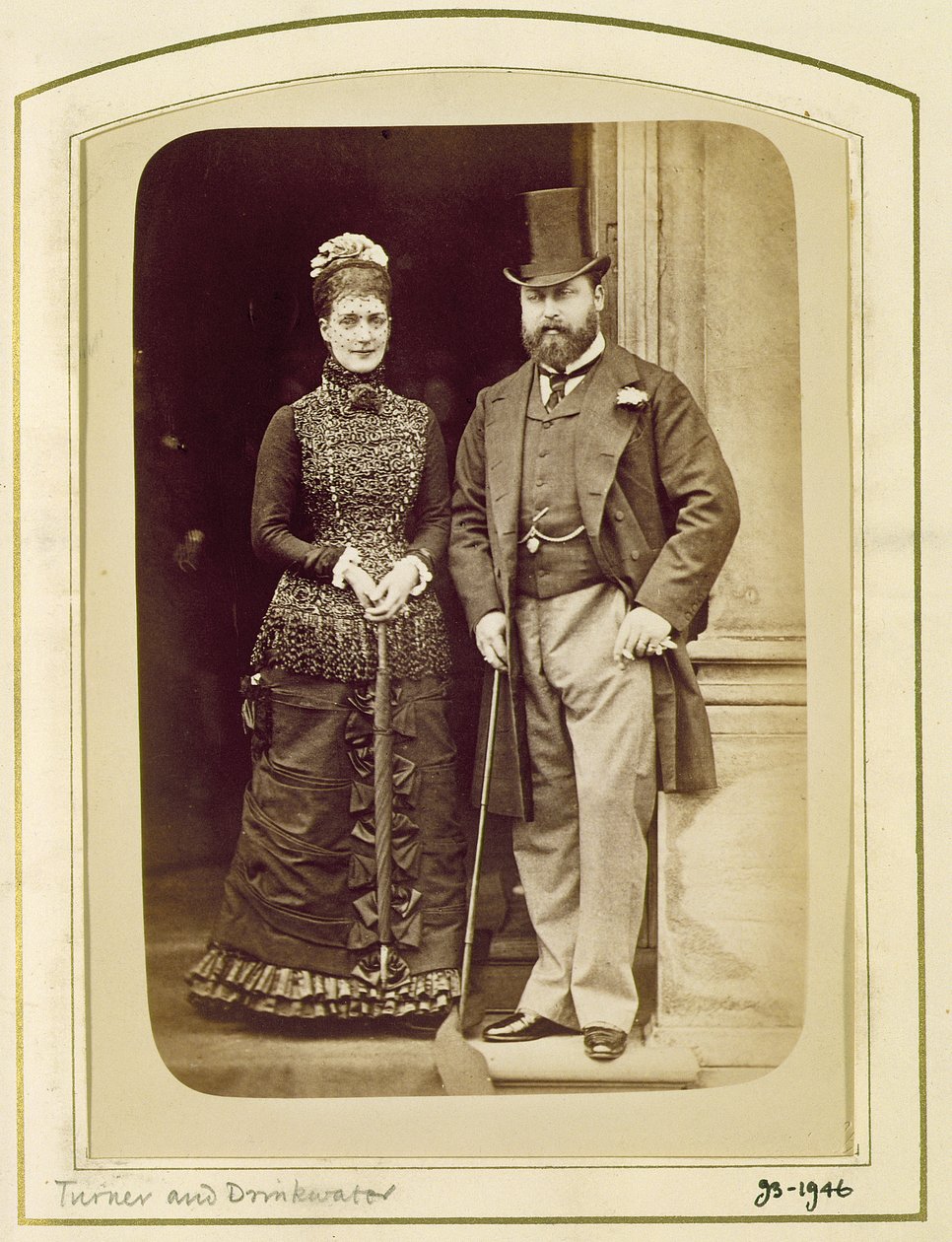 Porträtt av kung Edward VII (1841-1910) och hans fru, drottning Alexandra (1844-1925) (sepiafoto) av Turner and Drinkwater