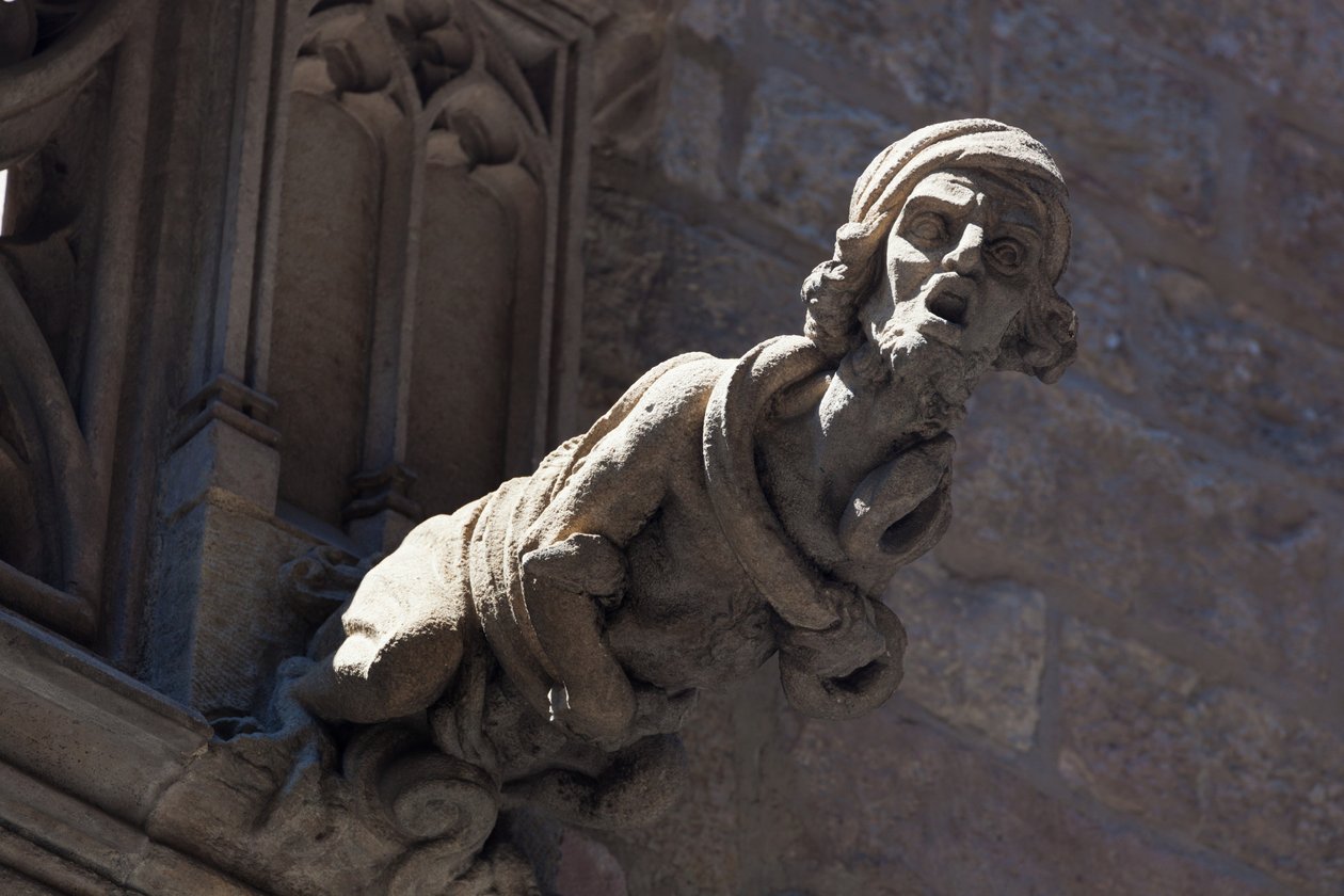 Barcelona, Spanien. Gargoyle på byggnad i gotiska kvarteren. av Unbekannt Unbekannt