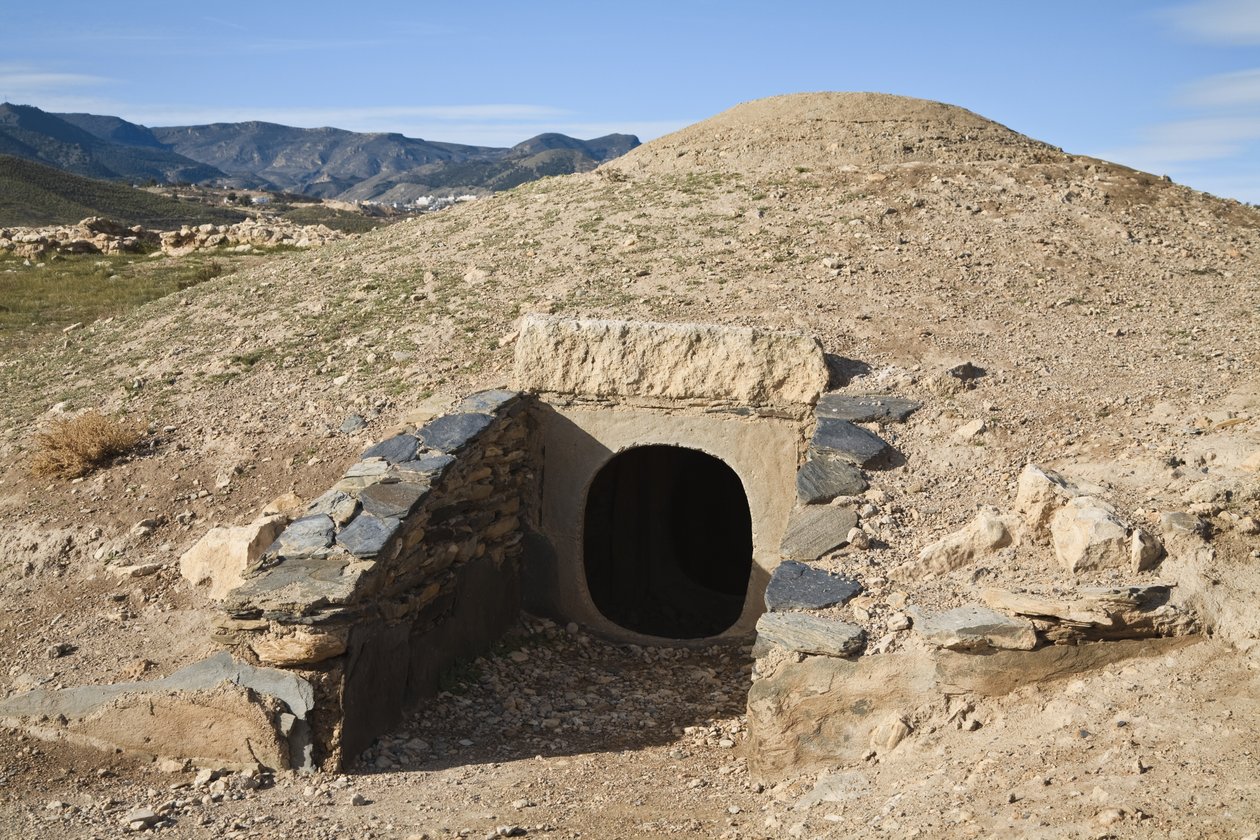 Ingång till den rekonstruerade cirkulära graven i Necropolis-området, Los Millares, nära Santa Fe Mondujar (foto) av Unbekannt Unbekannt