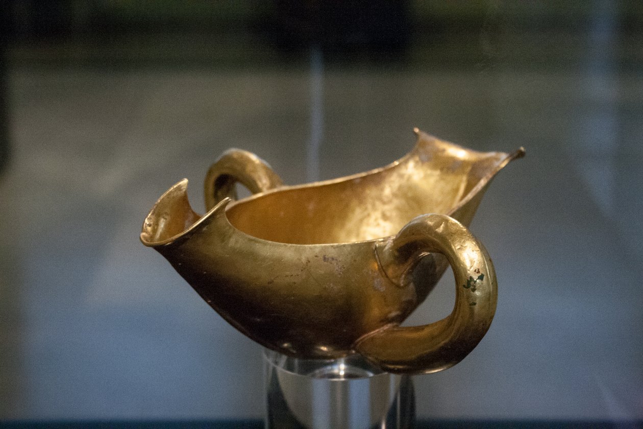 Golden sauceboat with two handles av Unbekannt Unbekannt
