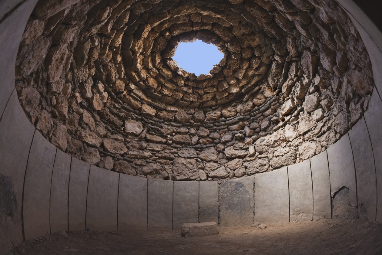 Interiör av rekonstruerad cirkulär grav i Necropolis-området, Los Millares, nära Santa Fe Mondujar av Unbekannt Unbekannt