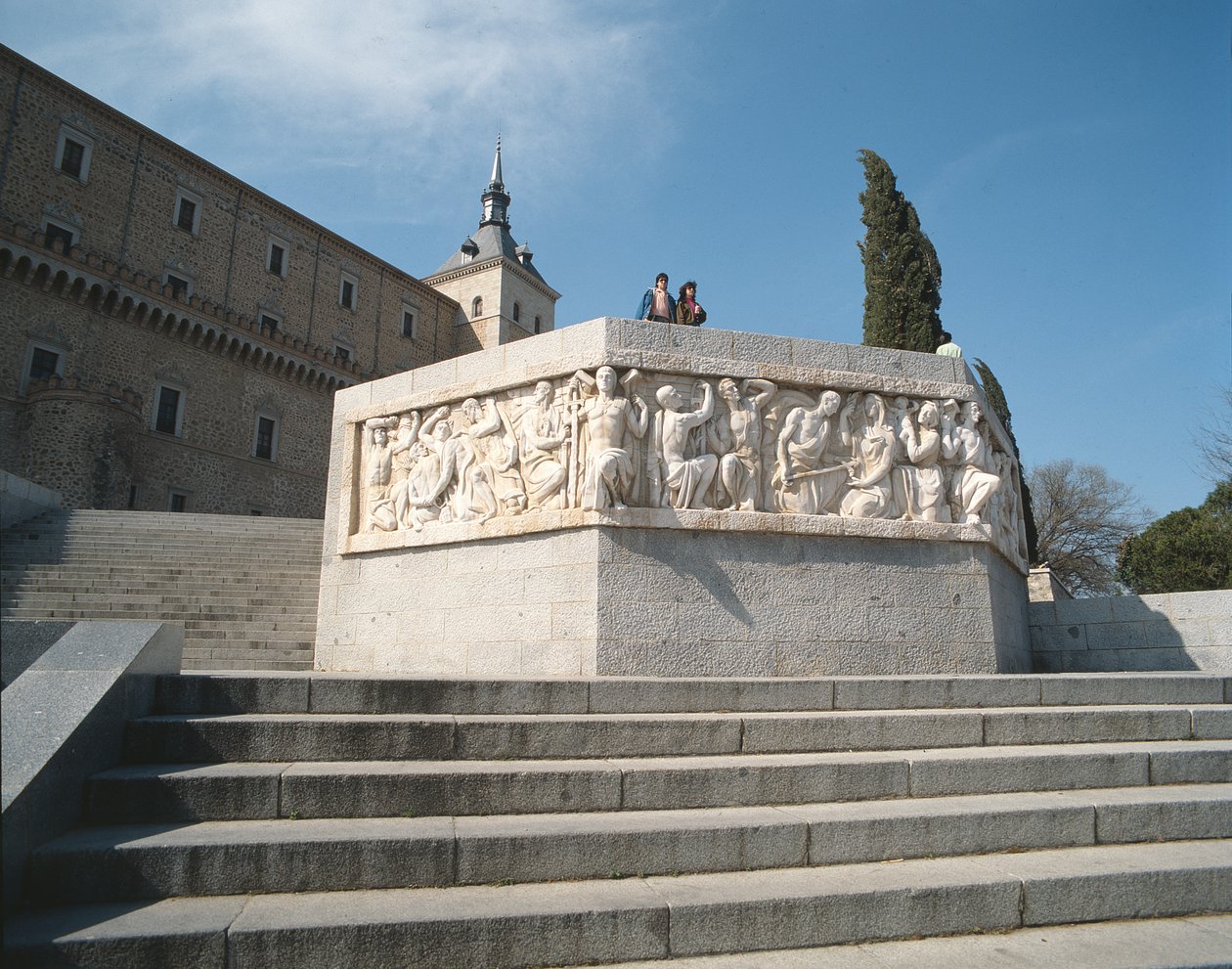 Steps of the Alcazar med monumentet till segern av Juan de Avalos (1911-2006) 1961 av Unbekannt Unbekannt