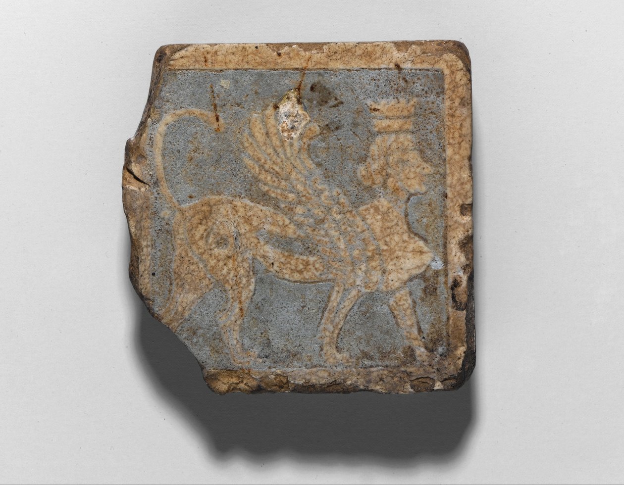 Kakel med vingad kronad sphinx av Unbekannt Unbekannt
