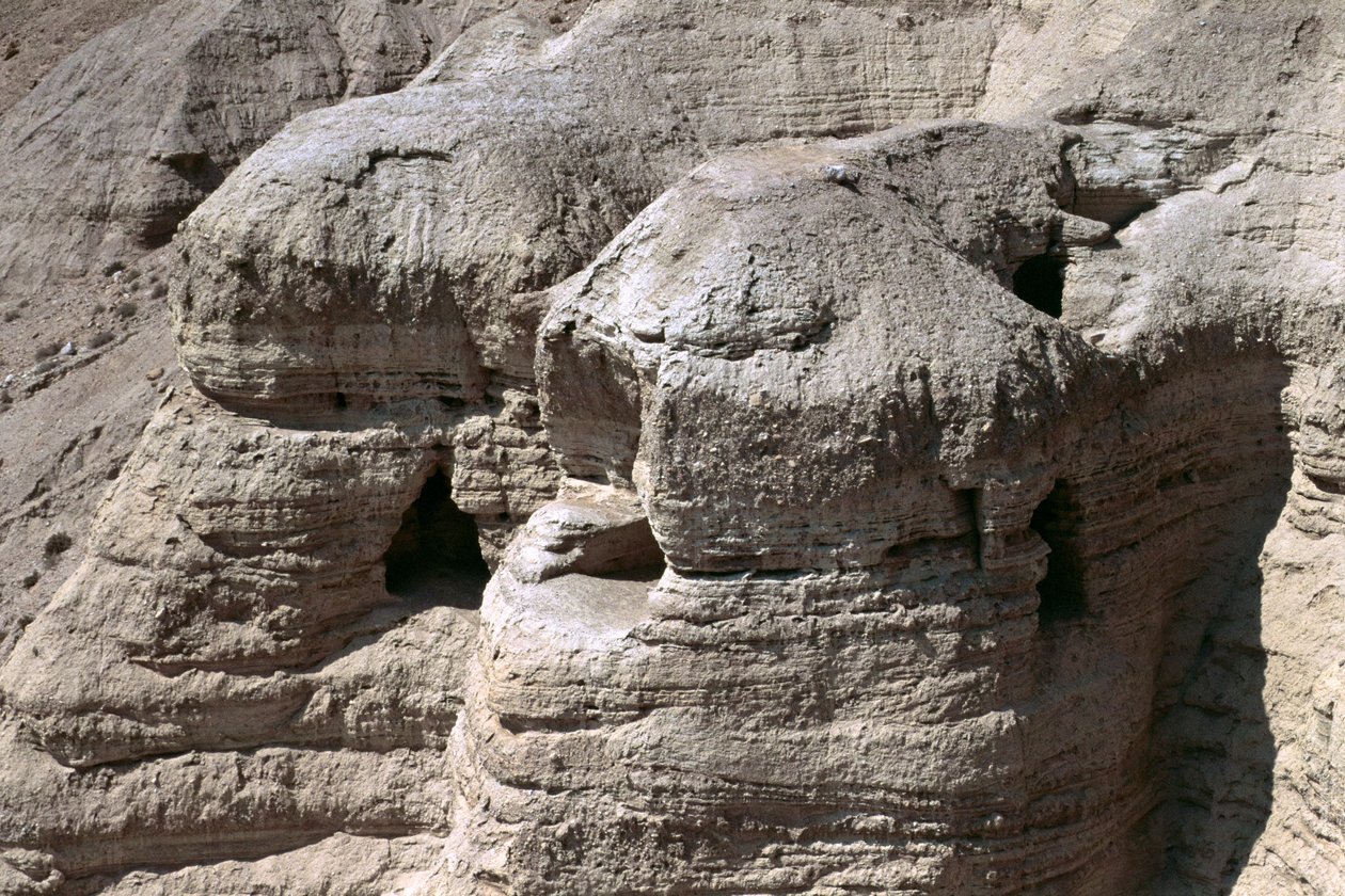 Utsikt över Qumran-grottorna, där Dödahavsrullarna upptäcktes 1947 av Unbekannt Unbekannt