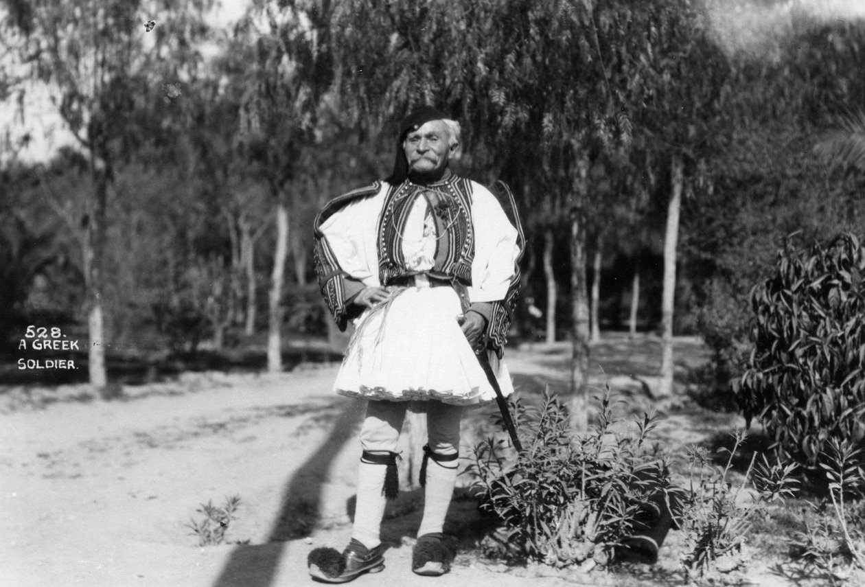 En grekisk soldat i traditionell uniform, c1920-c1930s av Unbekannt