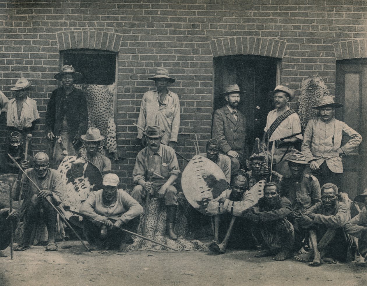 En grupp afrikaner och zuluer, ca 1900. av Unbekannt