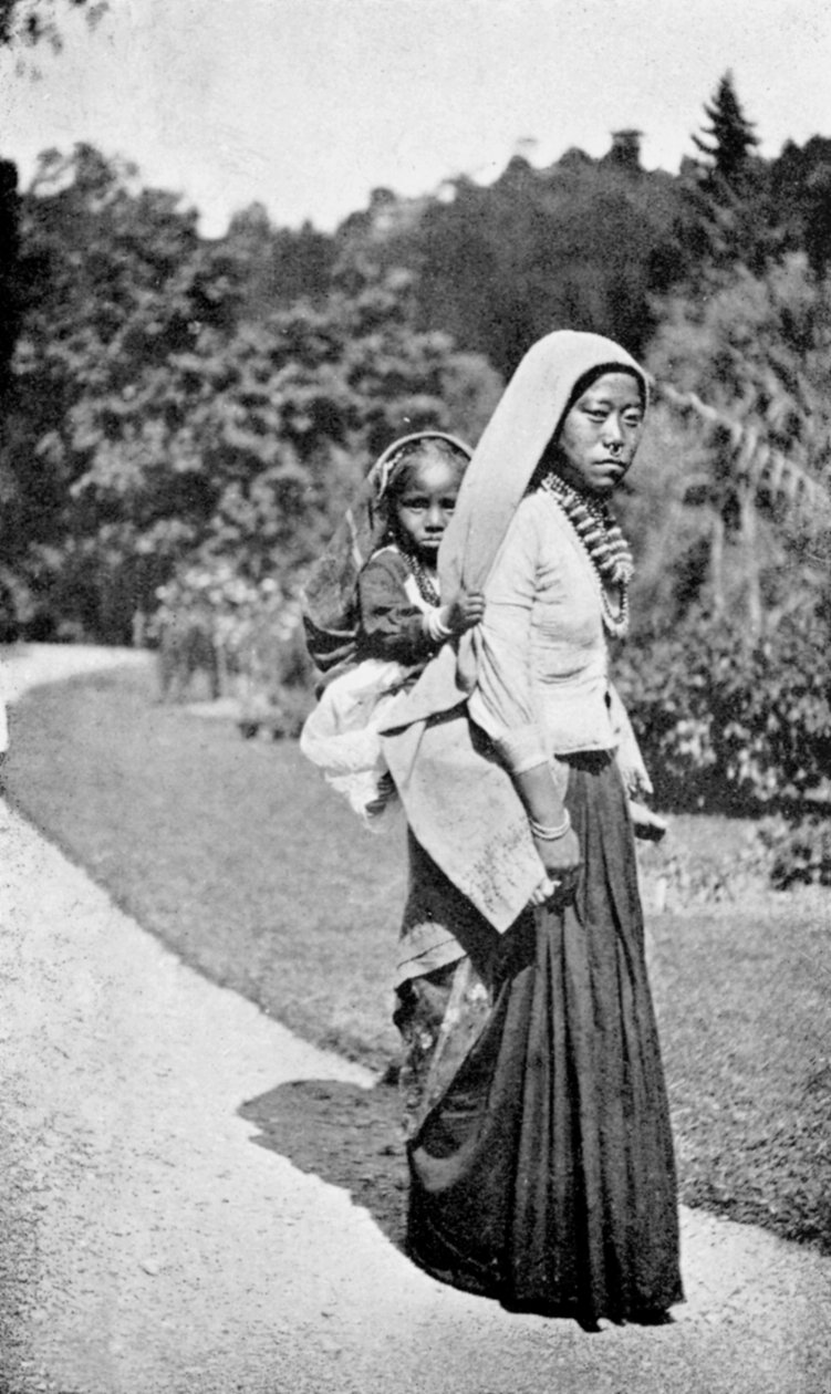 En nepalesisk kvinna med sitt barn, c1910 av Unbekannt