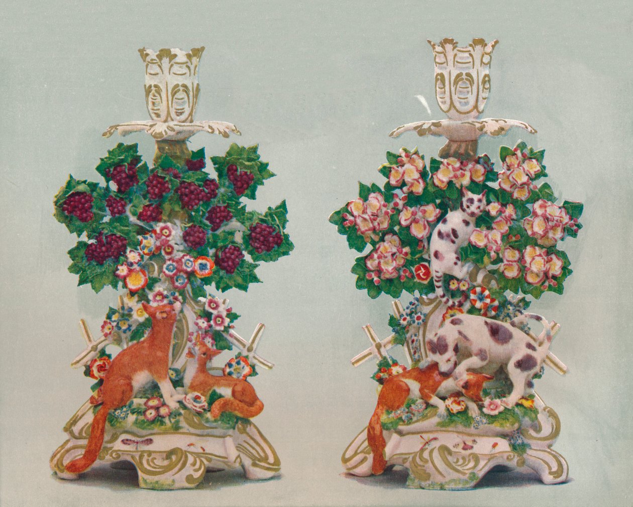 Ett par Chelsea ljusstakar, c1700-talet av Unbekannt