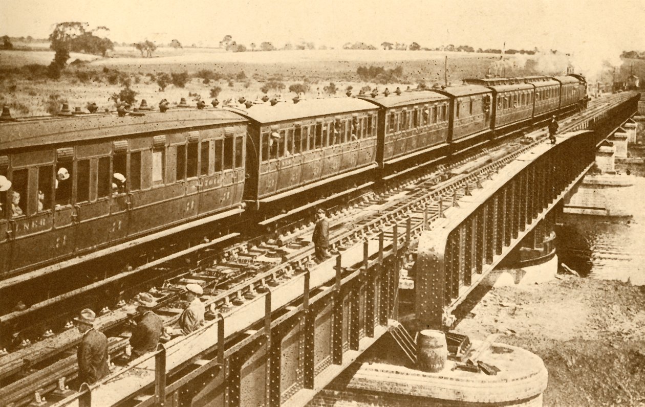 Ett tåg som passerar över bron, c1930. av Unbekannt