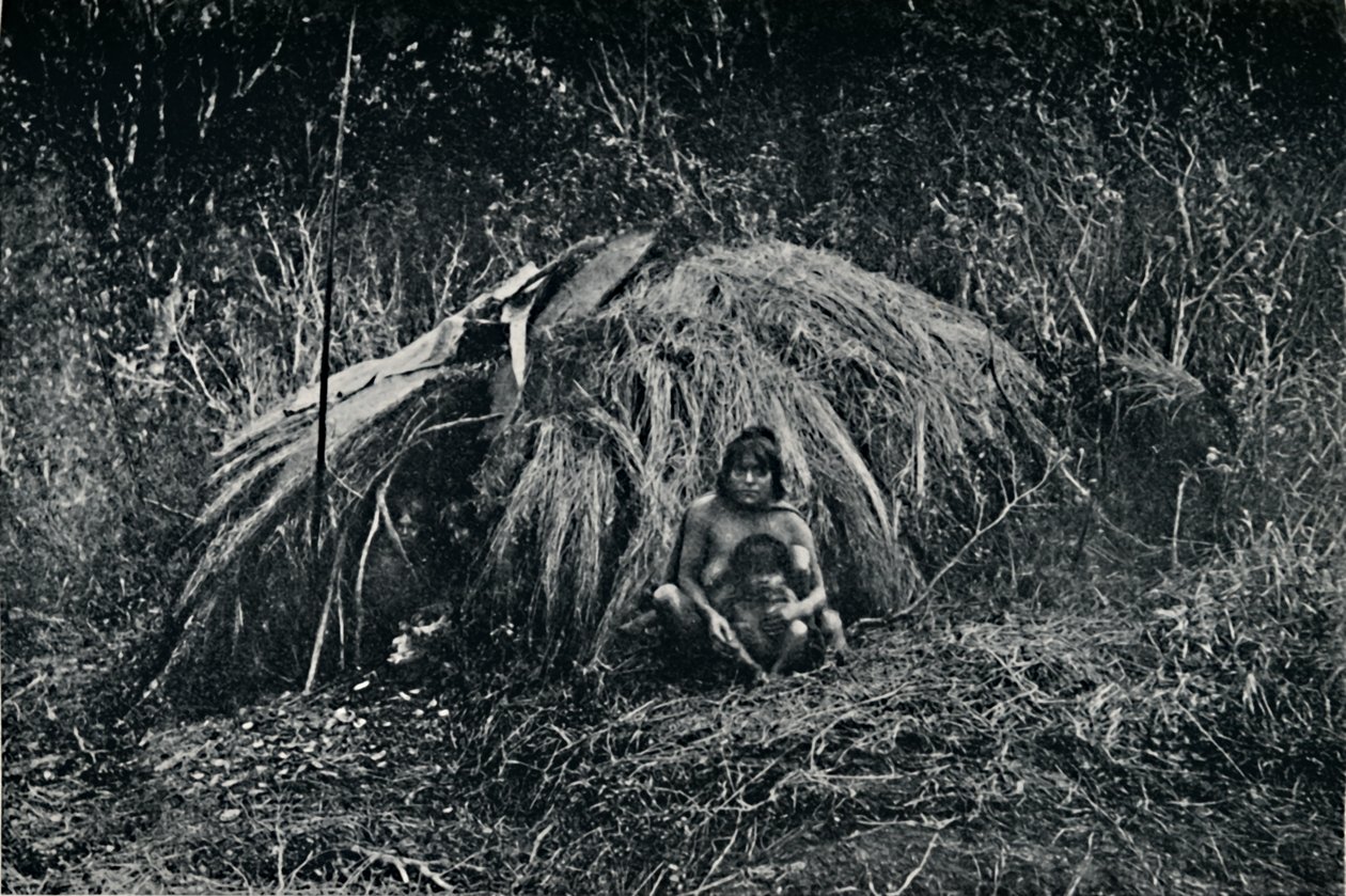 En Yaghan Hut i Fuegia, 1911 av Unbekannt