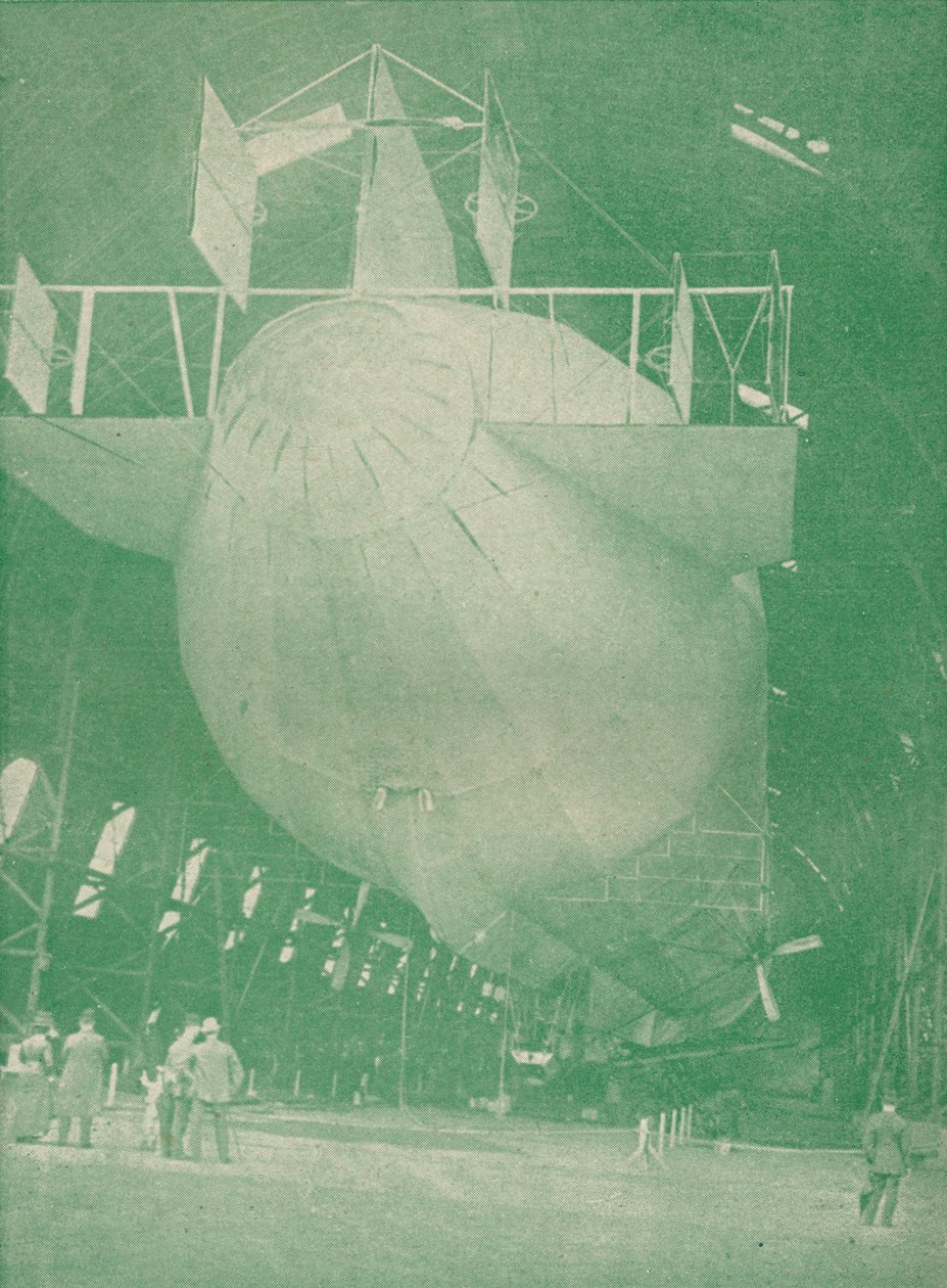 En zeppelinare hemma, c1917 1919 av Unbekannt
