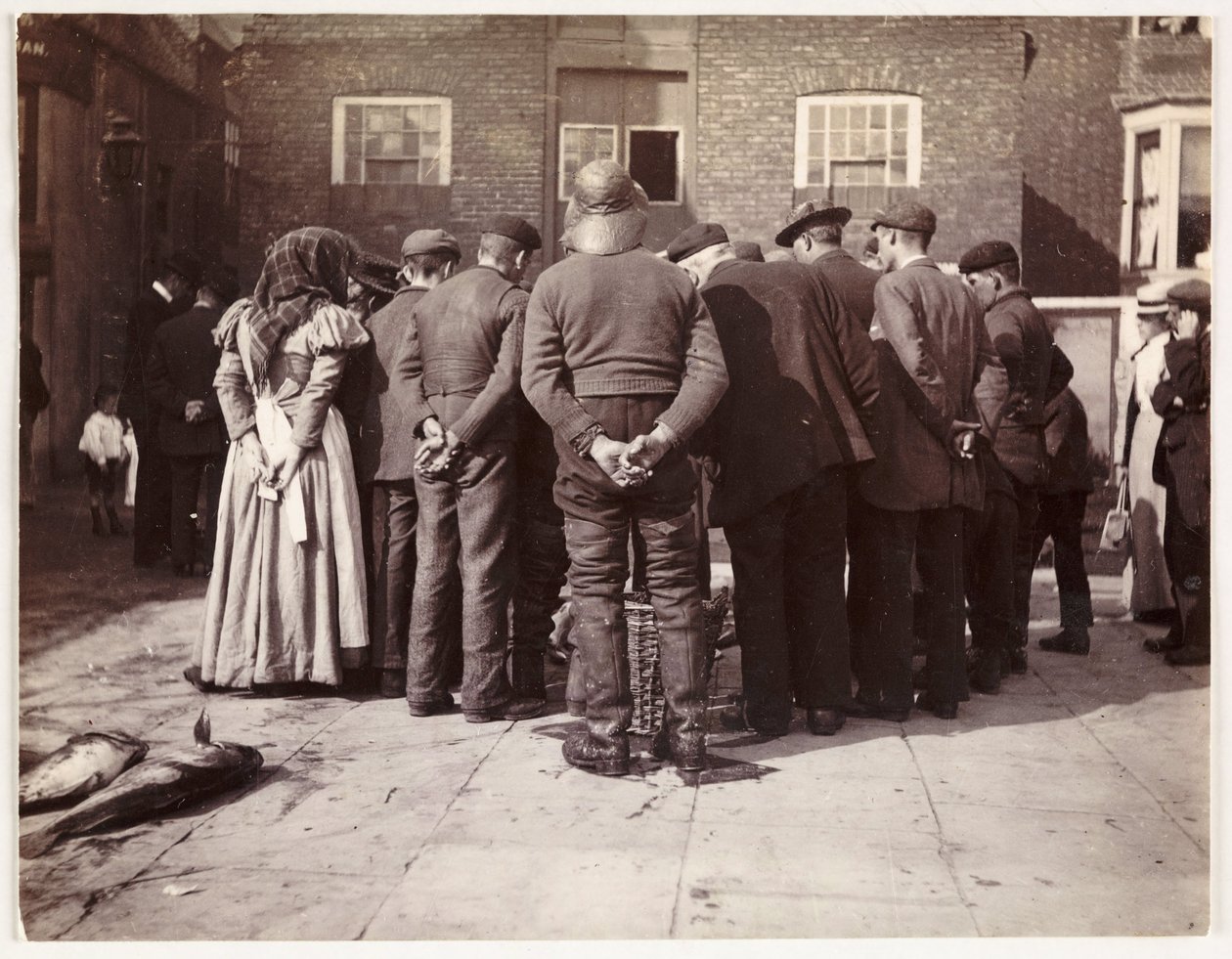 En fiskauktion, c 1905 av Unbekannt