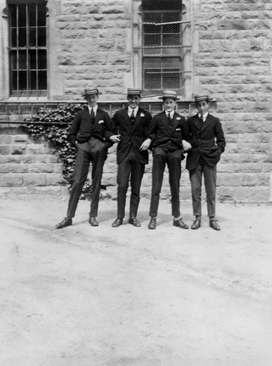 En grupp skolpojkar eller elever, c1900-c1930-tal av Unbekannt