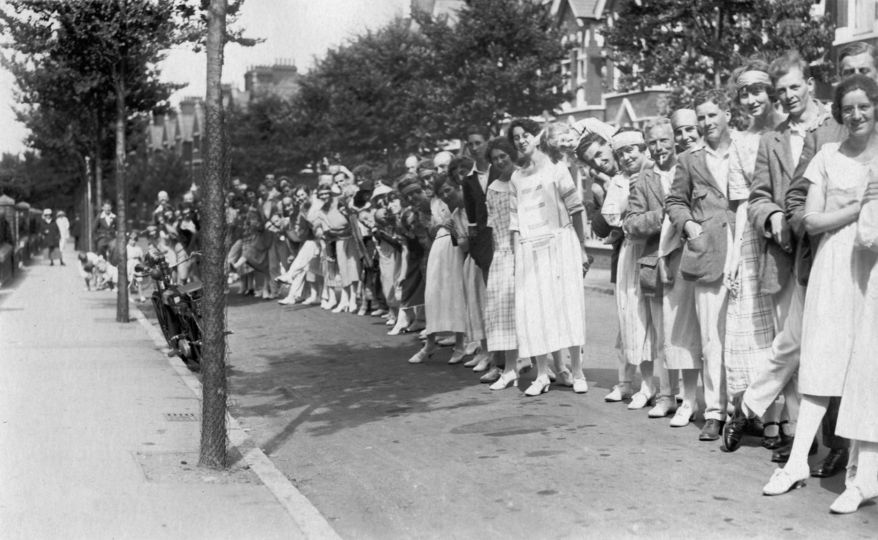 En rad människor, c1920-talet av Unbekannt