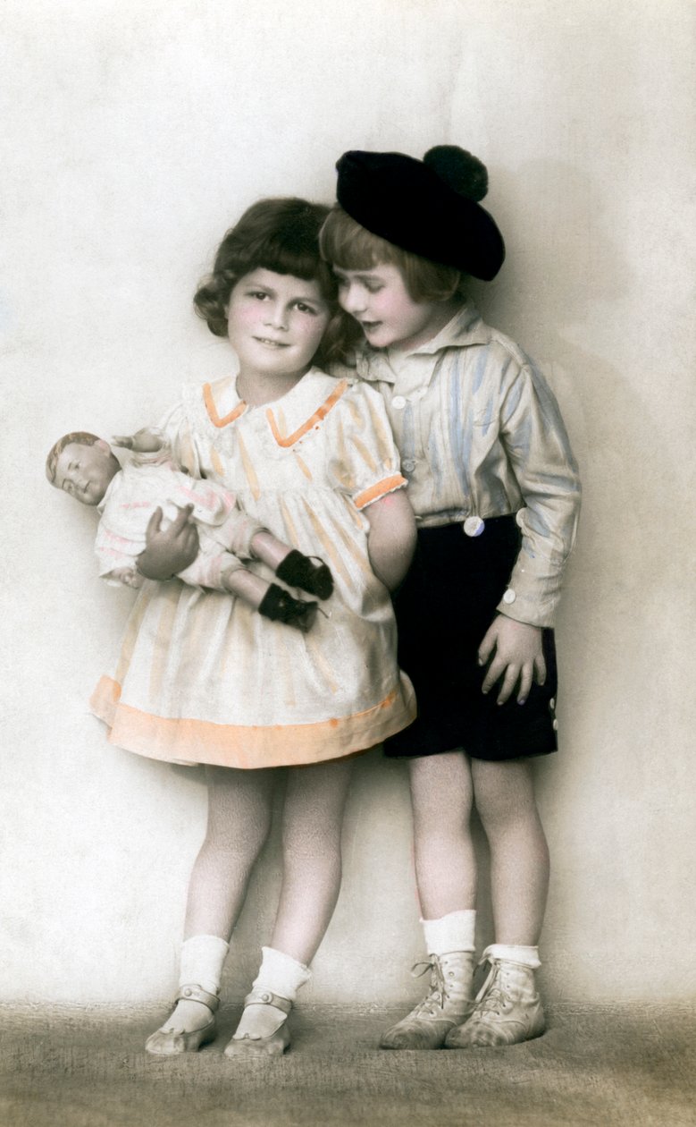 En ung flicka och pojke, tidigt 1900-tal av Unbekannt