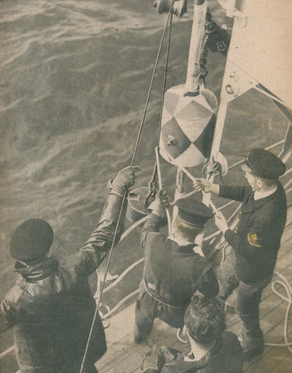 Ombord på en brittisk minsvepare, 1945 av Unbekannt