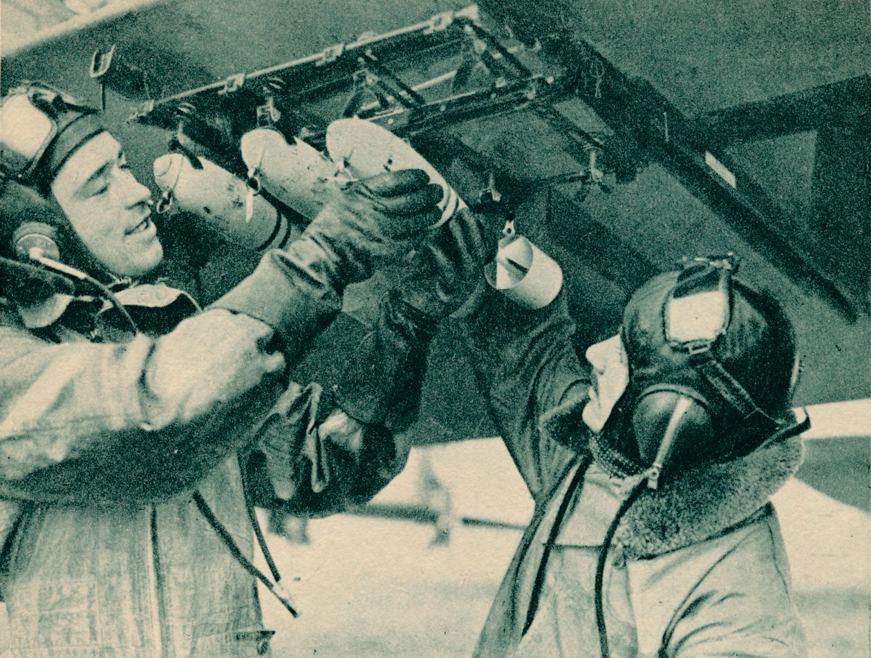 Luftobservatör som får bombträning, 1940 av Unbekannt