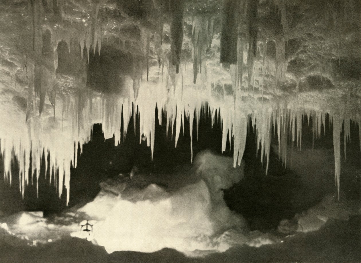 En isgrotta på vintern, c1908, 1909. av Unbekannt