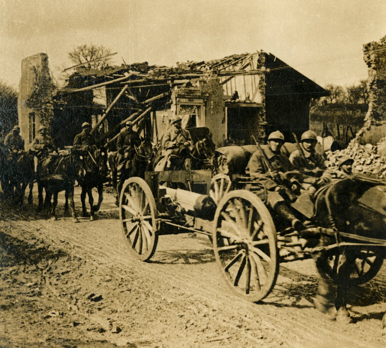Artilleri passerar genom Beauzée, norra Frankrike, c1914-c1918 av Unbekannt